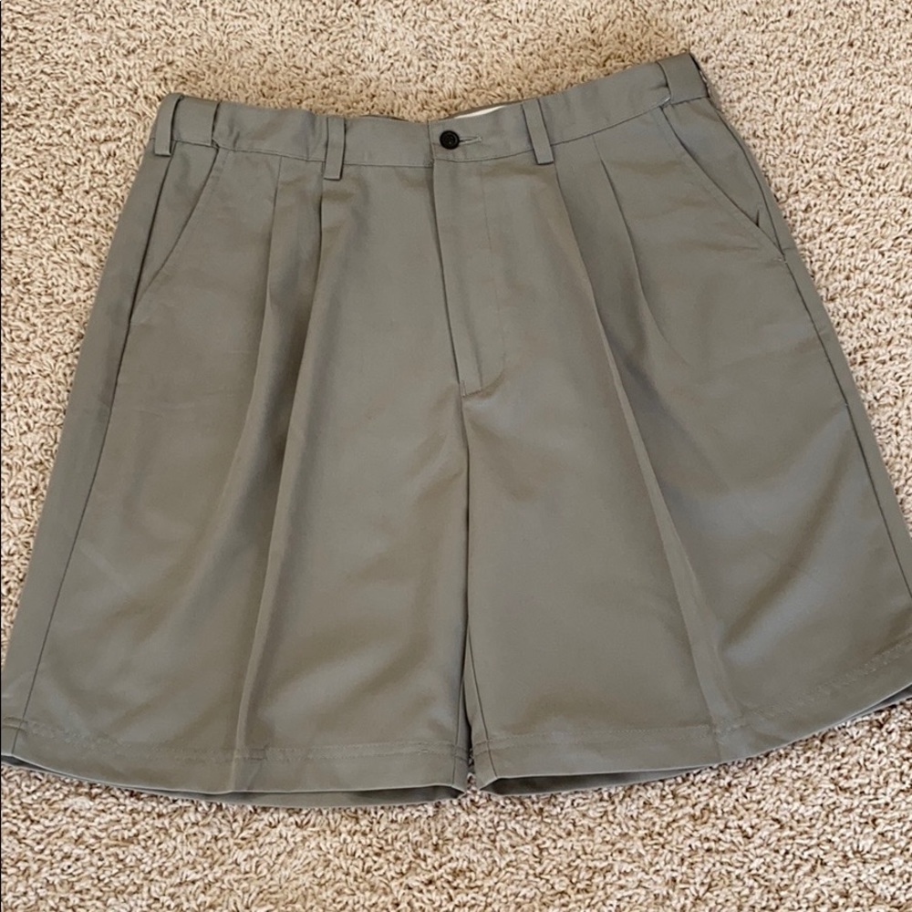 VAN HEUSEN PLEATED SHORTS NWT